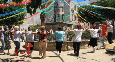 Ballada de la sardana sota el sol de Catalunya, a la festa del barri dels Gats